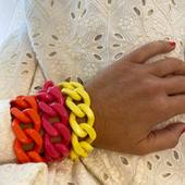 Mix de folie 🌈 
#vanessabaroni#bracelet#couleurs#orange#rose#jaune#maille#gourmette#ete#summer#mode#femme#bijoux#bijouterie#fantaisie#maman#fetedesmeres#cadeau#pau#centreville