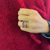 J 12 🎅🏻 
On ne savait pas choisir entre les saphirs multicolores et le rubis… on a donc mis les deux! 
#bague#accumulation#orrose#saphir#multicolore#alliance#diamant#rubis#bijoux#bijouterie#joaillerie#mode#cadeau#noel#pau
